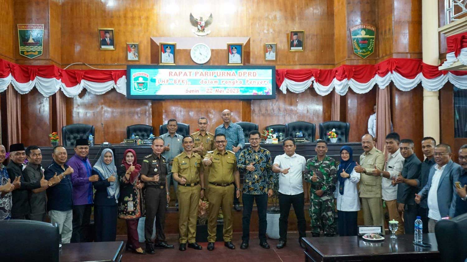 Foto bersama usai paripurna di DPRD Kabupaten Solok