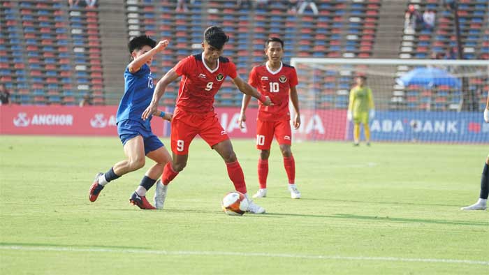 Ramadan Sananta kuasai bola waktu lawan Filipina. (pssi)