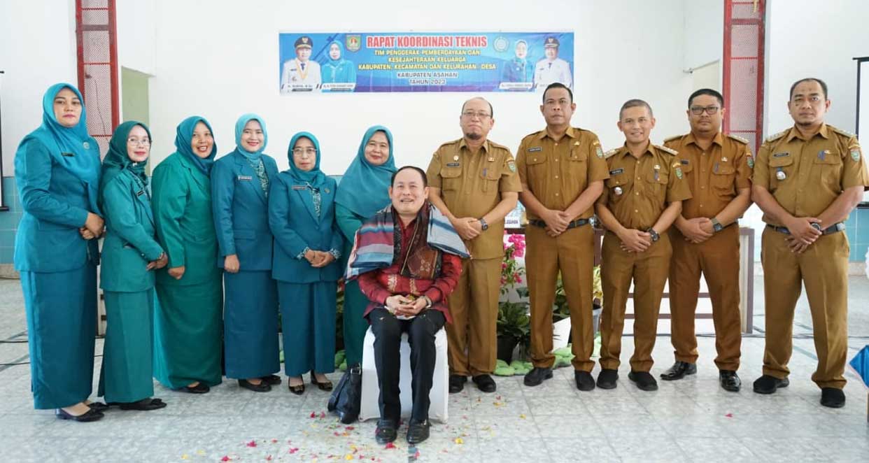 Foto bersama usai pembukaan rakornis