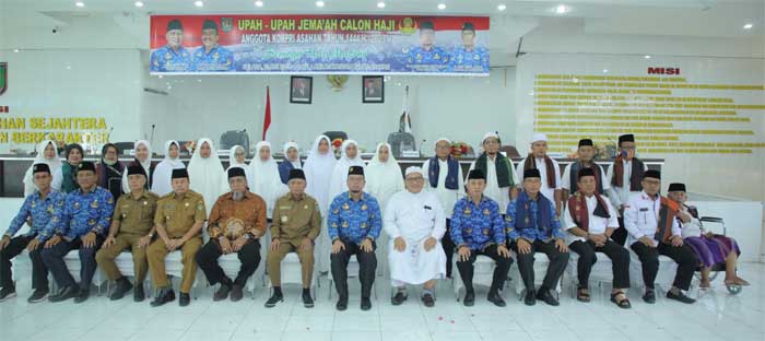Bupati bersama jajaran pejabat Pemkab Asahan dan jemaah calon haji