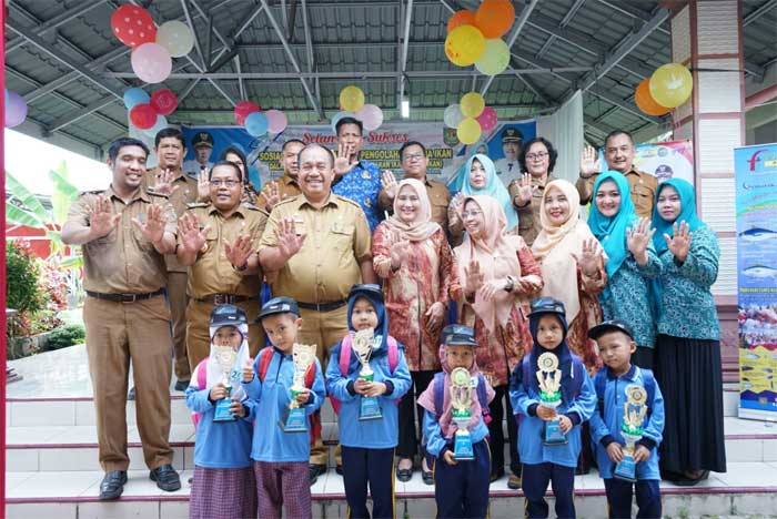 Wabup Asahan bersama pemenang lomba