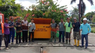 Bak sampah disediakan di taman