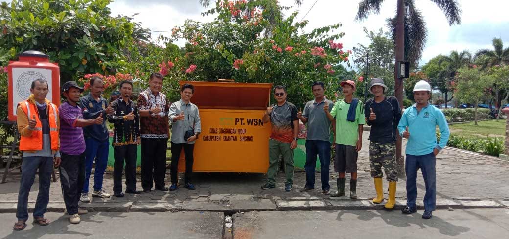 Bak sampah disediakan di taman