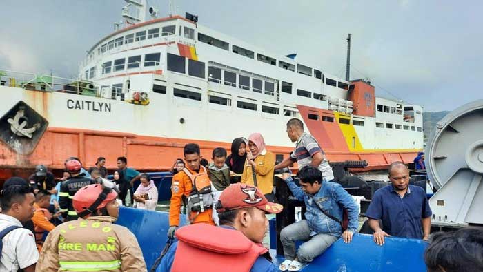 Evakuasi penumpang kapal yang terbakar. (Basarnas Banten)