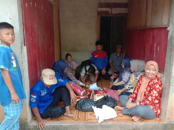 Korban bencana alam diberikan bantuan
