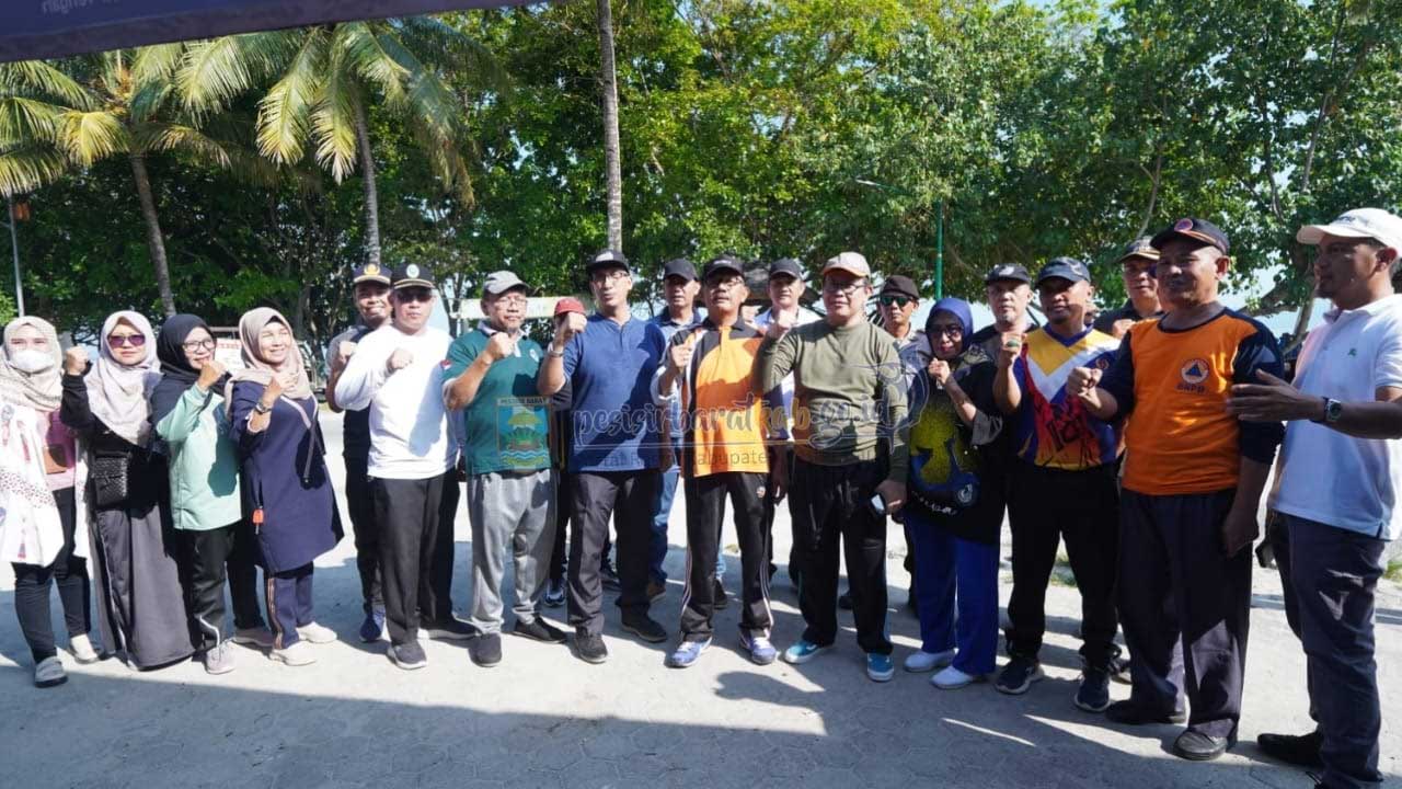 Foto bersama di sela aksi bersih-bersih pantai