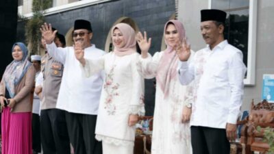 Bupati bersama Ketua TP PKK dan pejabat Pemkab Pasaman lambaikan tangan ke peserta pawai