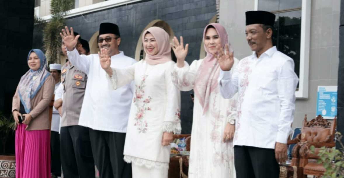 Bupati bersama Ketua TP PKK dan pejabat Pemkab Pasaman lambaikan tangan ke peserta pawai