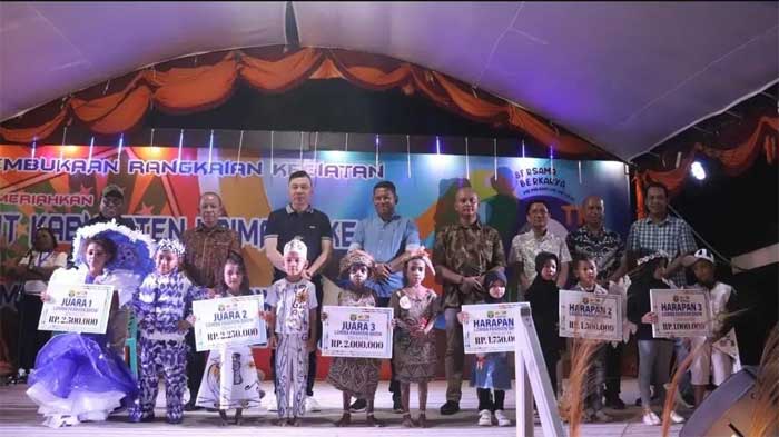 Bupati Freddy Thie bersama pemenang lomba dalam rangkaian HUT Kaimana
