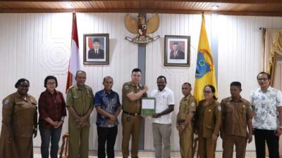 Bupati Kaimana, Freddy Thie bersama Bupati Nabire Mesak Magai perlihatkan naskah kerja sama.