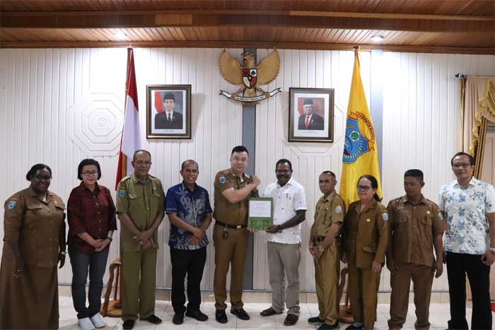 Bupati Kaimana, Freddy Thie bersama Bupati Nabire Mesak Magai perlihatkan naskah kerja sama.