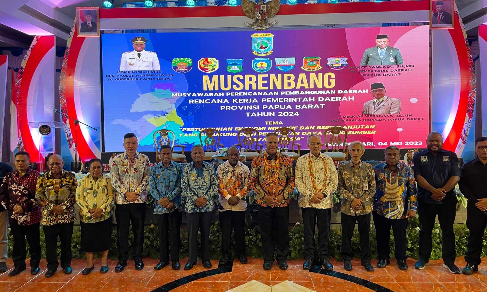 Kepala daerah di Papua Barat foto bersama usai pembukaan musrenbang