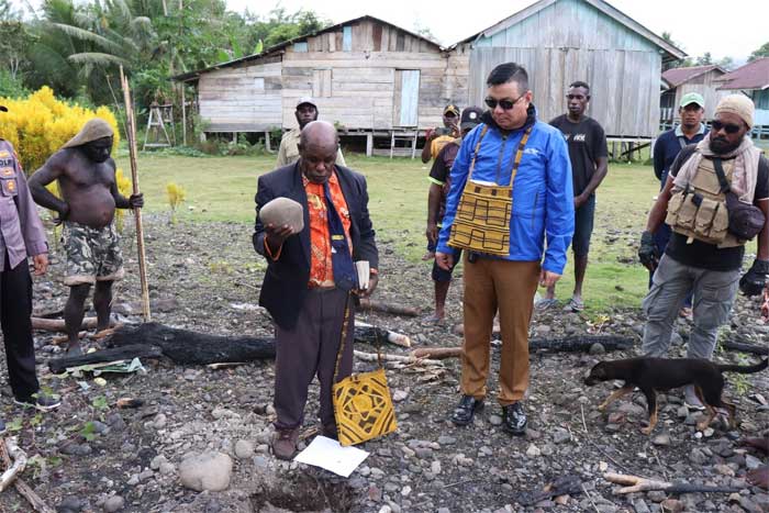 Bupati saksikan peletakkan batu pertama pembangunan rumah ibadah