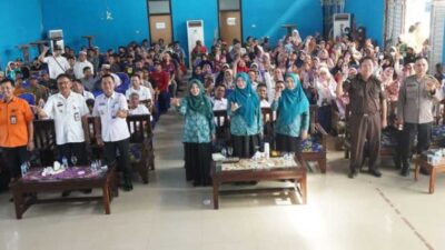 Bupati Pesisir Barat foto bersama usai serahkan BLT dana insentif daerah