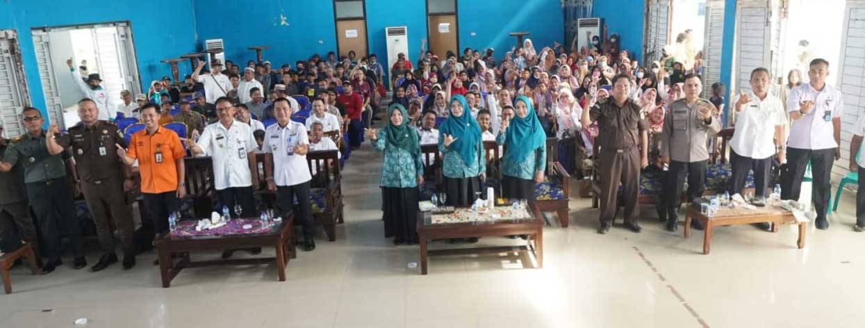 Bupati Pesisir Barat foto bersama usai serahkan BLT dana insentif daerah