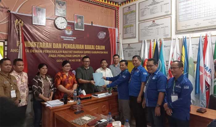 Pimpinan Partai Demokrat Kabupaten Nias serahkan pendaftaran bacaleg ke KPU setempat.
