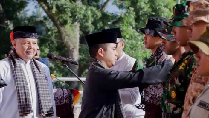 Wakil Wali Kota Solok pasangkan syal pada peserta Latsitardus
