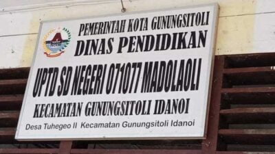 Papan merek sekolah yang gurunya disorot warga. (yl)