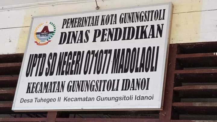 Papan merek sekolah yang gurunya disorot warga. (yl)