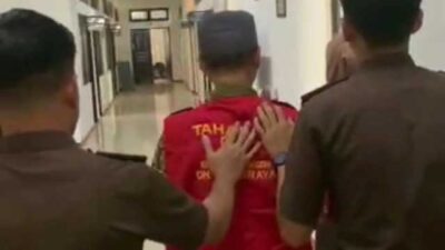 Mantan kepala dinas digiring menuju ruang tahanan