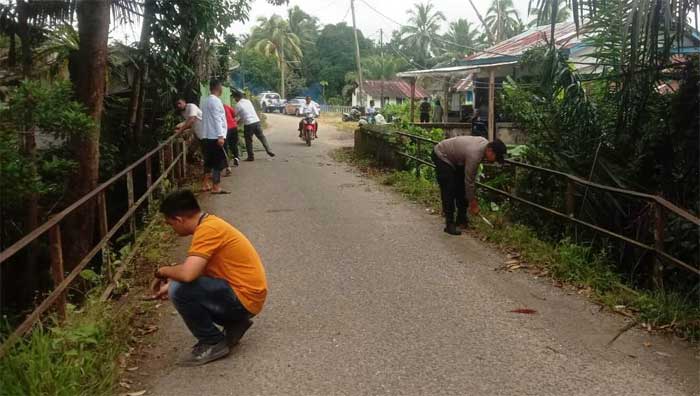 Gotong royong bersihkan pemukiman