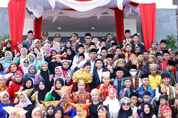 Bupati Solok bersama peserta upacara
