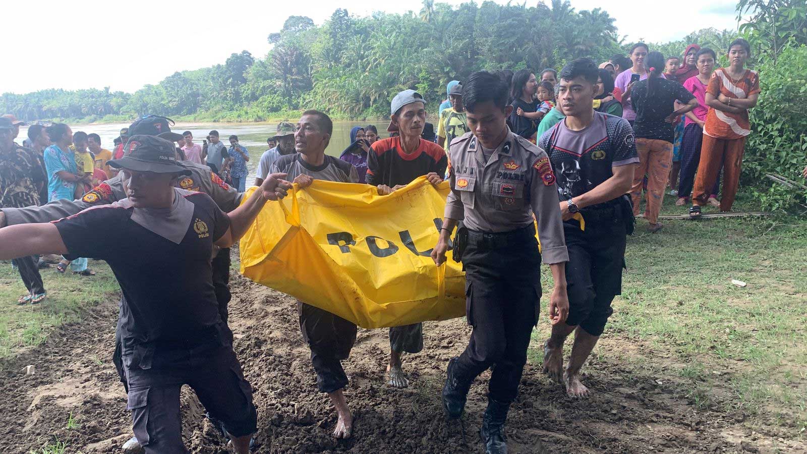 Tim gabungan dan masyarakat evakuasi warga yang diduga meloncat ke Sungai Batang Hari