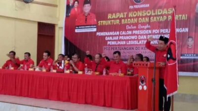 Ketua DPC PDI Perjuangan Kota Gunungsitoli, Yanto Ue beri sambutan