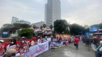 Fans timnas rela menunggu demi menyaksikan konvoi. (pssi)
