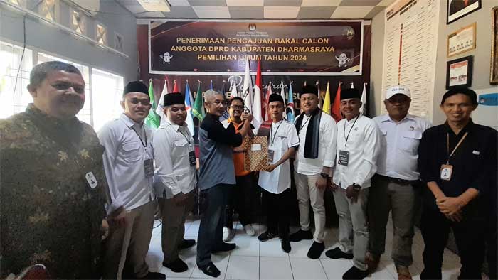 Pengurus Partai Gerindra serahkan daftar bacaleg ke KPU Dharmasraya
