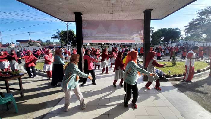 Warga ikuti senam di Puskesmas Sungai Dareh