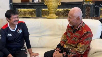 Gubernur Mahyeldi dialog dengan pelatih timnas, Indra Sjafri. (pemprov)