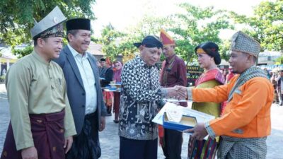 Bupati Asahan, Surya serahkan penghargaan kepada insan pendidikan, Selasa (2/5/2023).