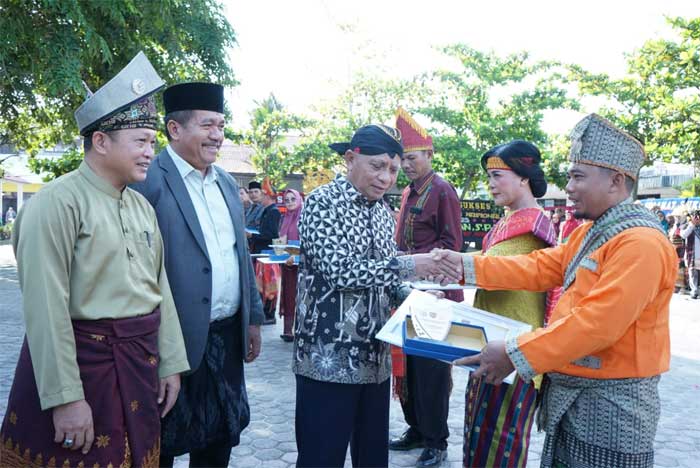 Bupati Asahan, Surya serahkan penghargaan kepada insan pendidikan, Selasa (2/5/2023).