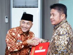 Gubernur Herman Deru Serahkan SK Perpanjangan Penjabat Bupati Muba