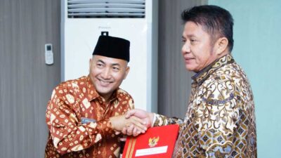 Gubernur Herman Deru Serahkan SK Perpanjangan Penjabat Bupati Muba