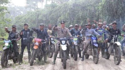 Bupati bersama rombongan melakukan perjalanan mengecek kondisi jalan.