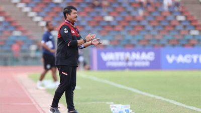 Indra Sjafri beri instruksi pada pemain. (pssi)