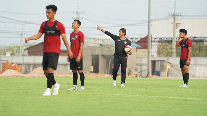 Pelatih Indra Sjafri pimpin latihan persiapan hadapi Timor Leste. (pssi)