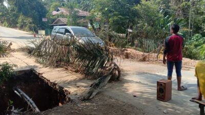 Jalan Provinsi Terban di Kuansing, Ayo Viralkan, Kalau tak Viral, Harap Banyak Sabar
