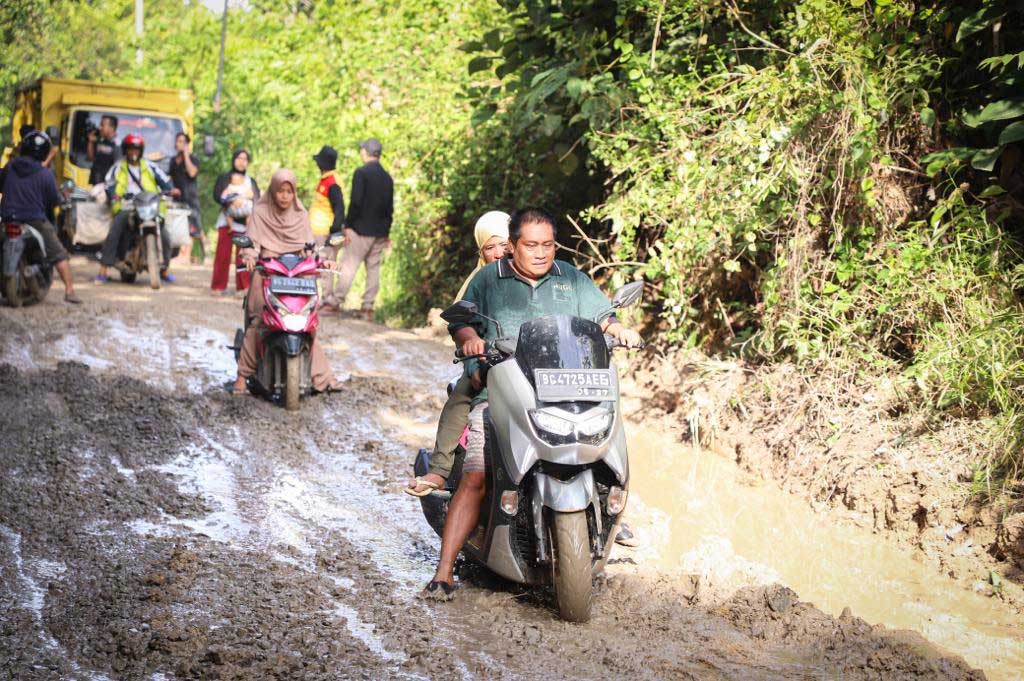 Ruas jalan rusak dan berlubang di Desa Bandar Jaya Kabupaten Muba