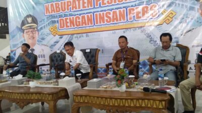 Pertemuan jajaran Pemkab Pesisir Barat dengan wartawan