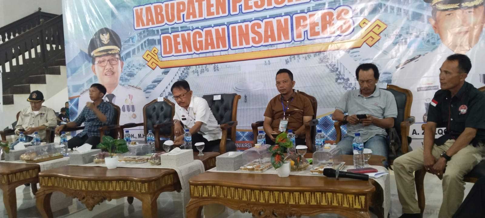 Pertemuan jajaran Pemkab Pesisir Barat dengan wartawan