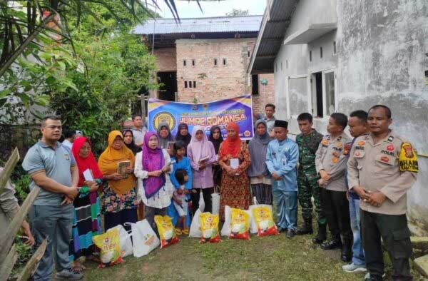 Foto bersama setelah penyerahan bantuan