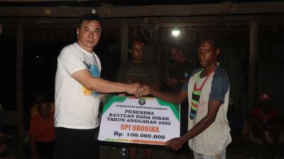 Kunjungi Masyarakat di Kampung Ururu, Freddy Thie Beri Bantuan Rp200 Juta untuk GPI dan GKII