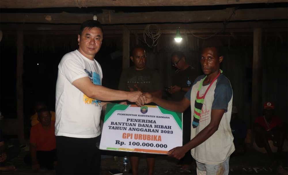 Bupati Kaimana serahkan bantuan untuk dua gereja.