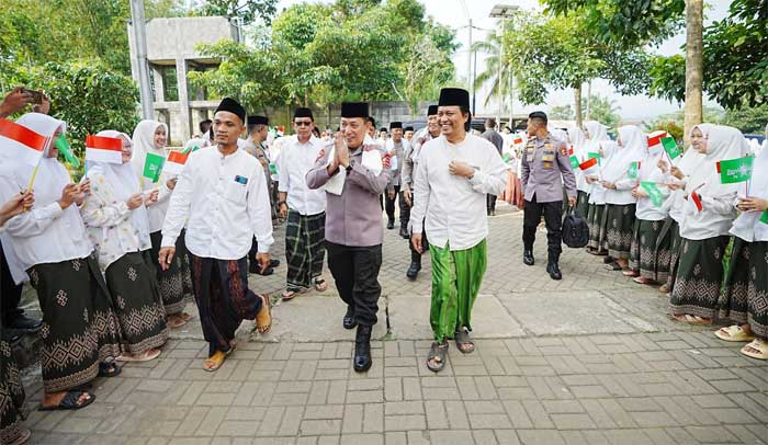 Kapolri sapa santri di Pesantren Subhanul Wathon, Jawa Tengah, Sabtu (20/5/2023).