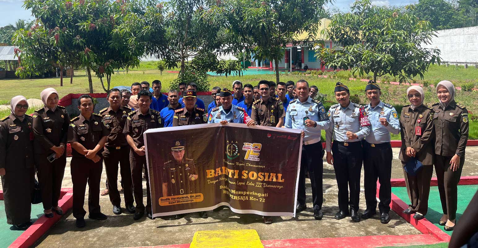 Foto bersama usai penyerahan bantuan