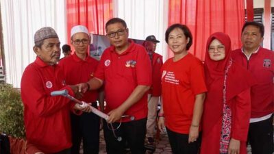 Penyerahan bantuan bagi lansia