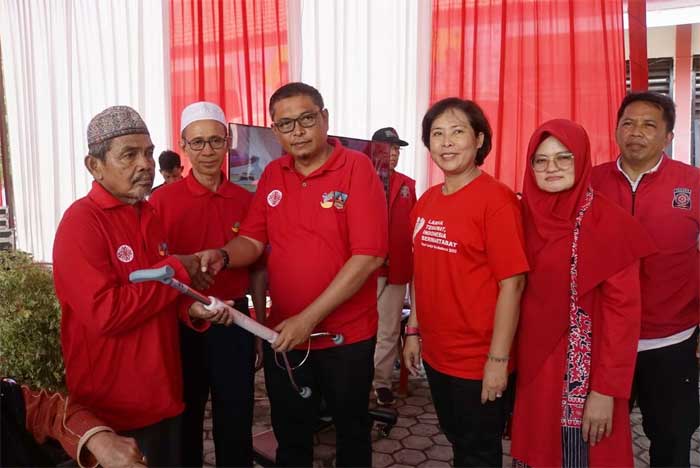 Penyerahan bantuan bagi lansia